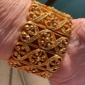 Attractive Gold Tone Bracelet to Fit Any Wrist